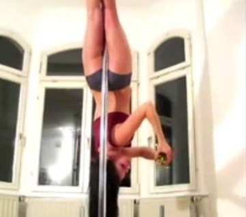 Cô gái vừa múa cột vừa xếp rubik điêu luyện