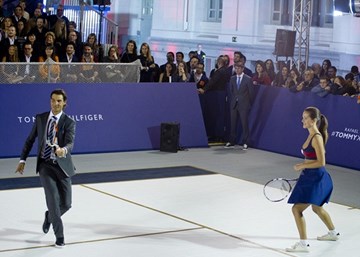 Nadal khiến siêu mẫu lột đồ khi chơi tennis