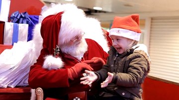 Ông già Noel nói chuyện với bé khiếm thính khiến dân mạng xúc động