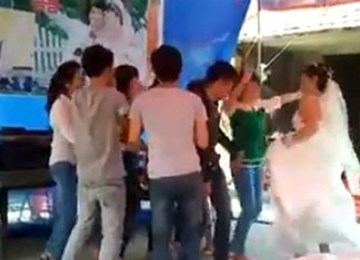 Cười vỡ bụng với clip cô dâu nhảy bốc lửa  ở đám cưới