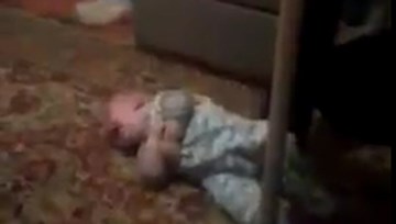 Ghê sợ bà mẹ ném con xuống sàn nhà