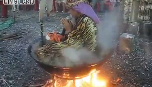 Quái nhân tự nấu mình trên chảo lửa