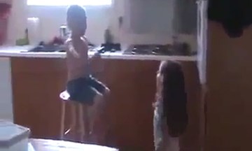 Cậu bé khóc thét vì bị bé gái 