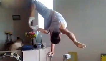Thán phục cô gái với kỹ thuật thể dục siêu đẳng