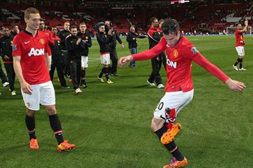 Van Persie tâng khăn cực kỳ điệu nghệ