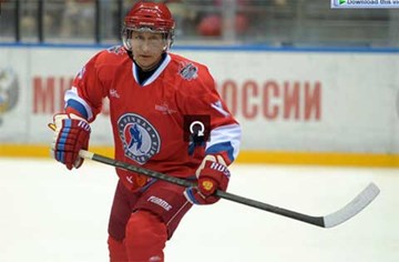 Xem TT Nga đánh khúc côn cầu như cầu thủ 'xịn'