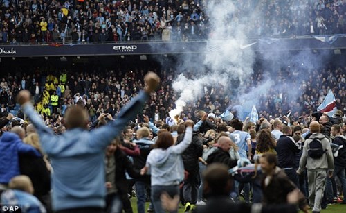 CĐV Man City tràn xuống sân mừng vô địch