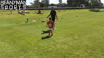 Quý tử nhà Rooney ra sân tập cổ vũ bố