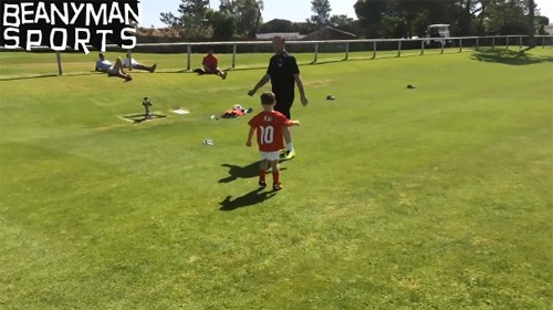 Quý tử nhà Rooney ra sân tập cổ vũ bố