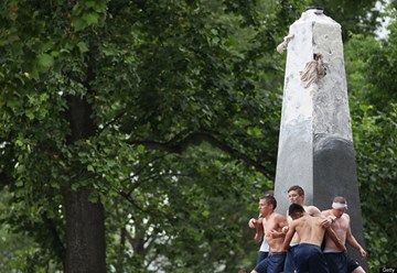 Xem sinh viên hải quân Mỹ leo cột mỡ