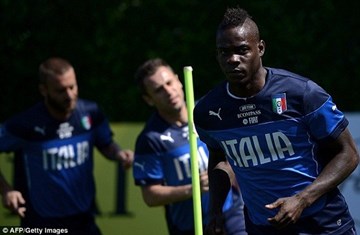 SỐC: Balotelli bị CĐV nhà chửi là 