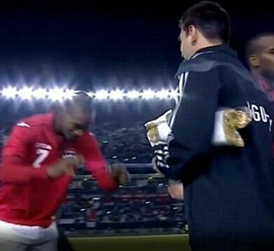 Cầu thủ Trinidad cúi rạp người vái chào Messi