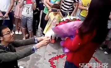 Màn cầu hôn ngọt ngào hiếm thấy