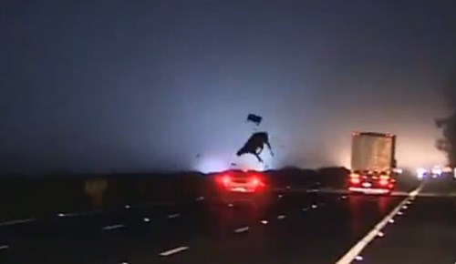 Ô tô đâm tung bò lên trời