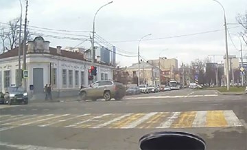 Phút ác mộng trên đường của cặp đôi đi bộ