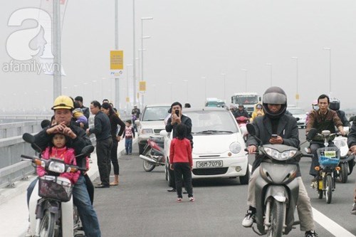 Những hình ảnh xấu xí trên cầu Nhật Tân