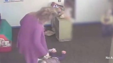 Bảo mẫu đá vào đầu em bé đang ngủ