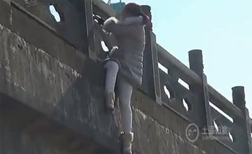 Hàng trăm người giải cứu cô gái định nhảy cầu