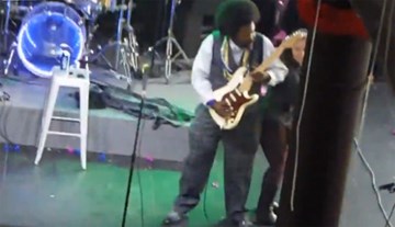 Fan nữ lên sân khấu bị đấm vỡ mặt