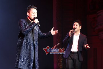 Tùng Dương lau son trên môi cho Trọng Tấn