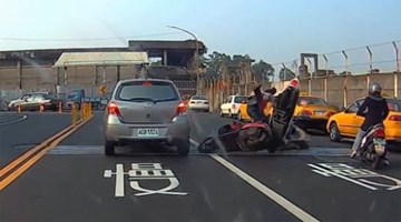 Lái xe thoát chết sau khi mất lái trước đầu ô tô