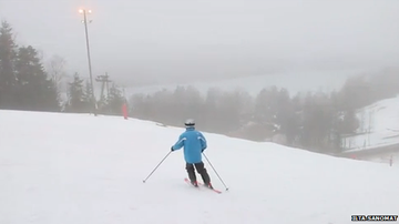 Xem cụ già 95 tuổi trượt tuyết điệu nghệ