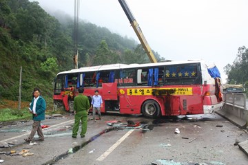 Lật xe giường nằm, 9 người thoát chết