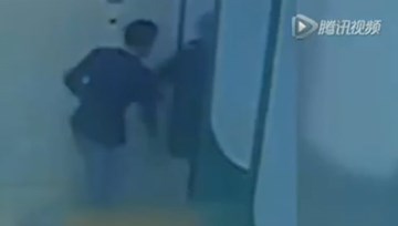 Cô gái bị đâm liên tiếp tại cây ATM