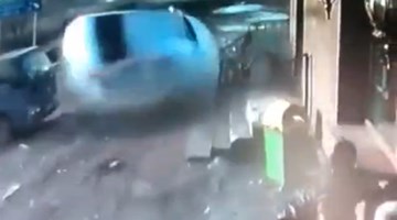 Đâm ô tô kinh hoàng, gần chục người thoát chết