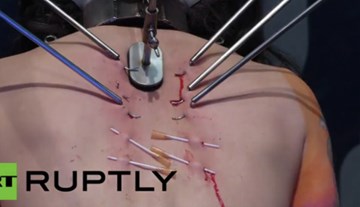 Kinh hãi với màn biểu diễn xiên da thịt