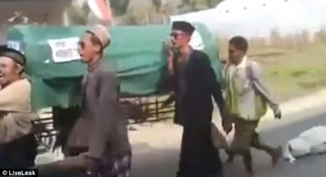 Làm rơi thi hài trong lúc đưa tang mà không biết