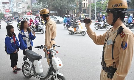 'Học sinh đầu trần đến trường, xử hiệu trưởng