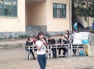 Cô giáo tương lai khoe giọng hát khiến dân mạng ngưỡng mộ