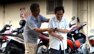 Clip thử lòng tham của người Việt trên đường phố