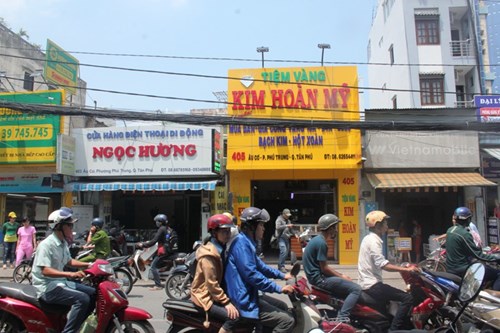 Cầm dao cướp tiệm vàng, bị dân vây đánh bầm dập