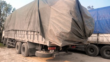 6 xe chất đầy gỗ, phủ bạt kín bưng né trạm cân
