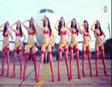 Khoe thân lộ liễu khiến Ngọc Trinh bị 'ném đá'