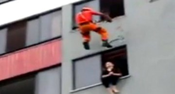 Giải cứu quý bà gay cấn như phim