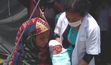 Hàng trăm em bé ra đời sau thảm họa ở Nepal
