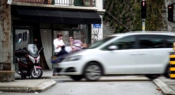 Video sốc bị ô tô đâm vì mải dùng điện thoại trên đường