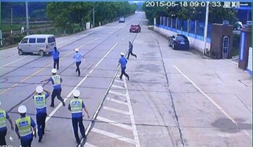 Trung Quốc: Kéo lê cảnh sát hàng chục mét vì bị phạt tiền