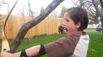 Em bé tự nhổ răng theo cách 'siêu độc'