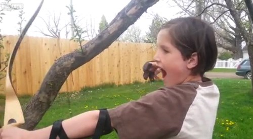 Em bé tự nhổ răng theo cách 'siêu độc'