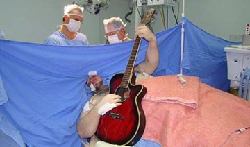 Chơi guitar trong lúc phẫu thuật não