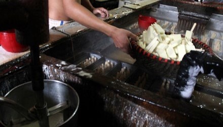 Rùng mình với quy trình sản xuất kem bên miệng cống