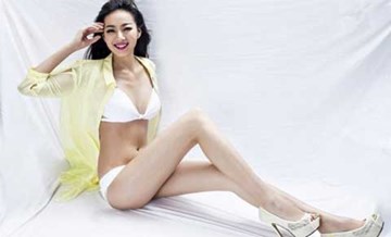 Thiếu nữ có đôi chân dài sửng sốt