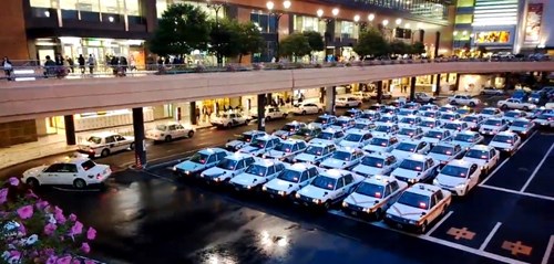 Taxi đón khách ở Nhật: Trật tự như học sinh xếp hàng
