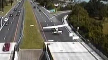 Xem máy bay hạ cánh khẩn cấp trên đường cao tốc