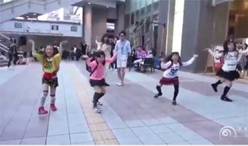 Tan chảy với màn cầu hôn bằng flashmob của chàng trai Nhật