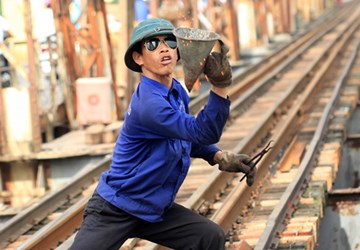 Kỹ xảo 'độc nhất vô nhị' của công nhân sửa cầu Long Biên